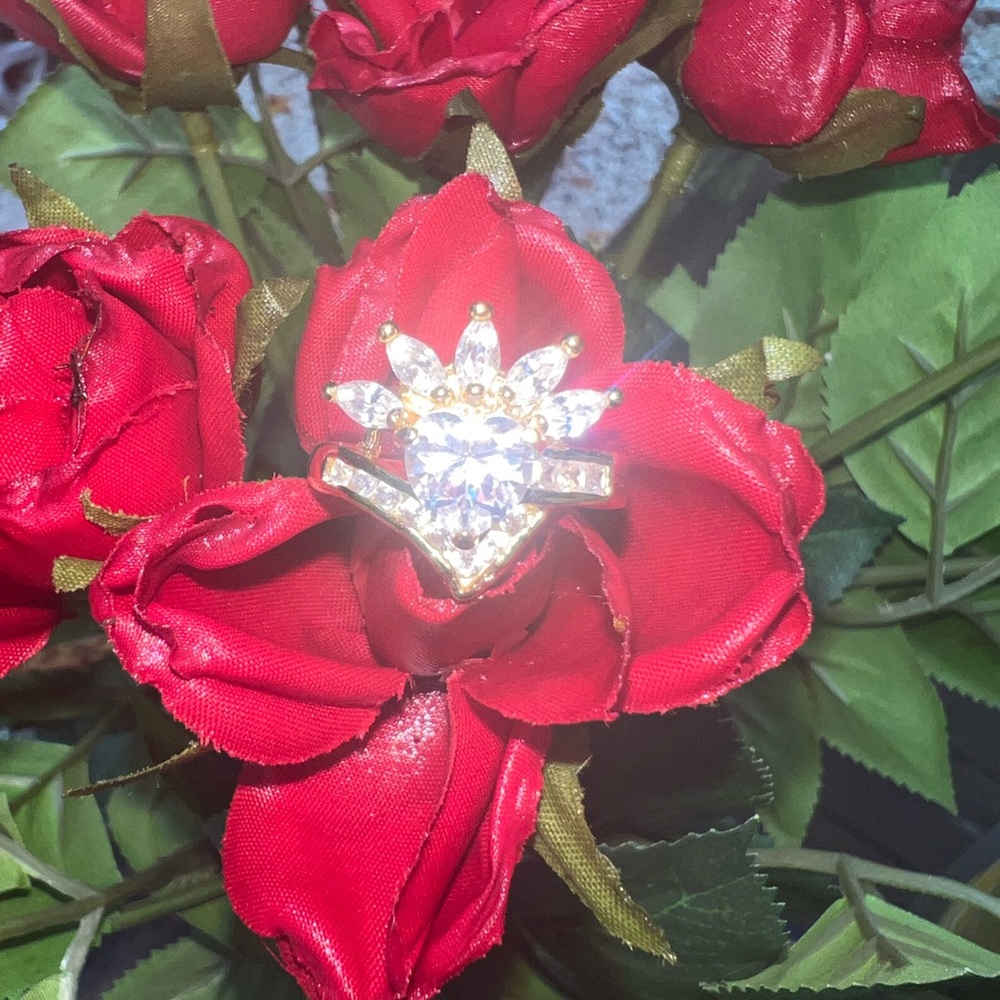 Size 8. Ring.